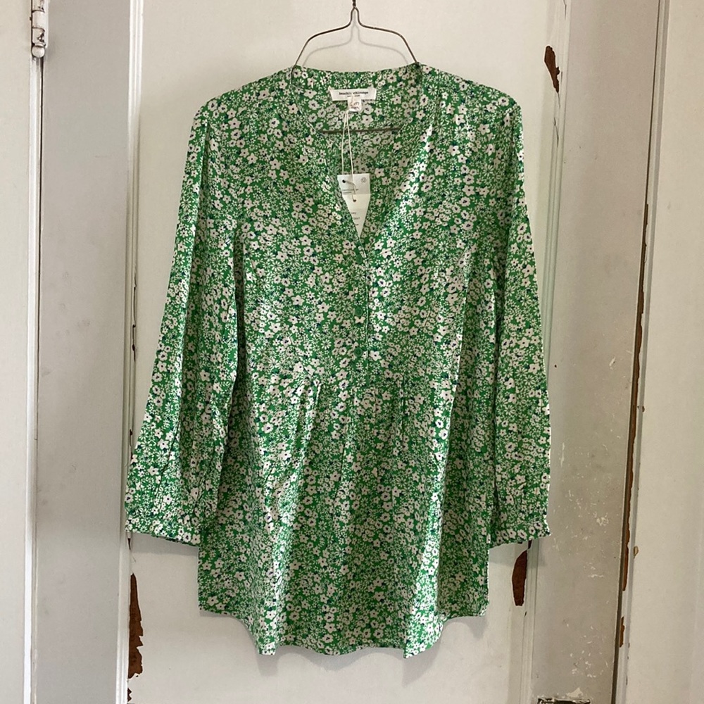 Green and cream colored floral beachlunchlounge blouse.
